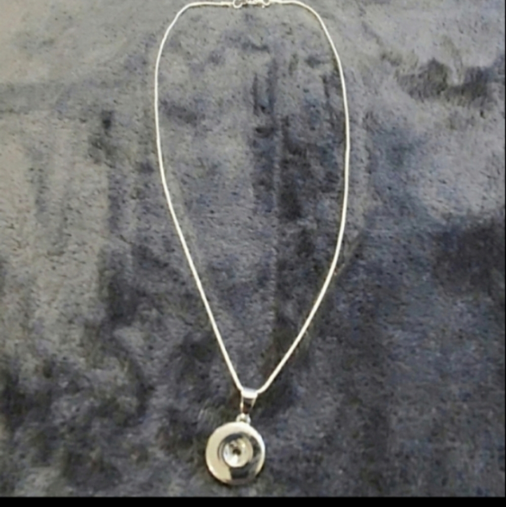 Boutique 18mm Snap Jewelry Necklace plus two randomly picked snaps